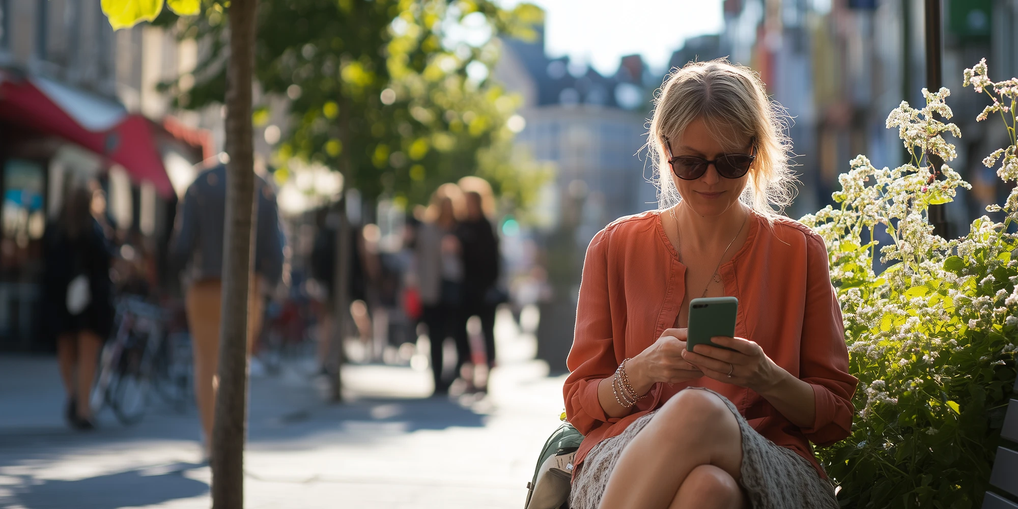 Person som scroller på telefon