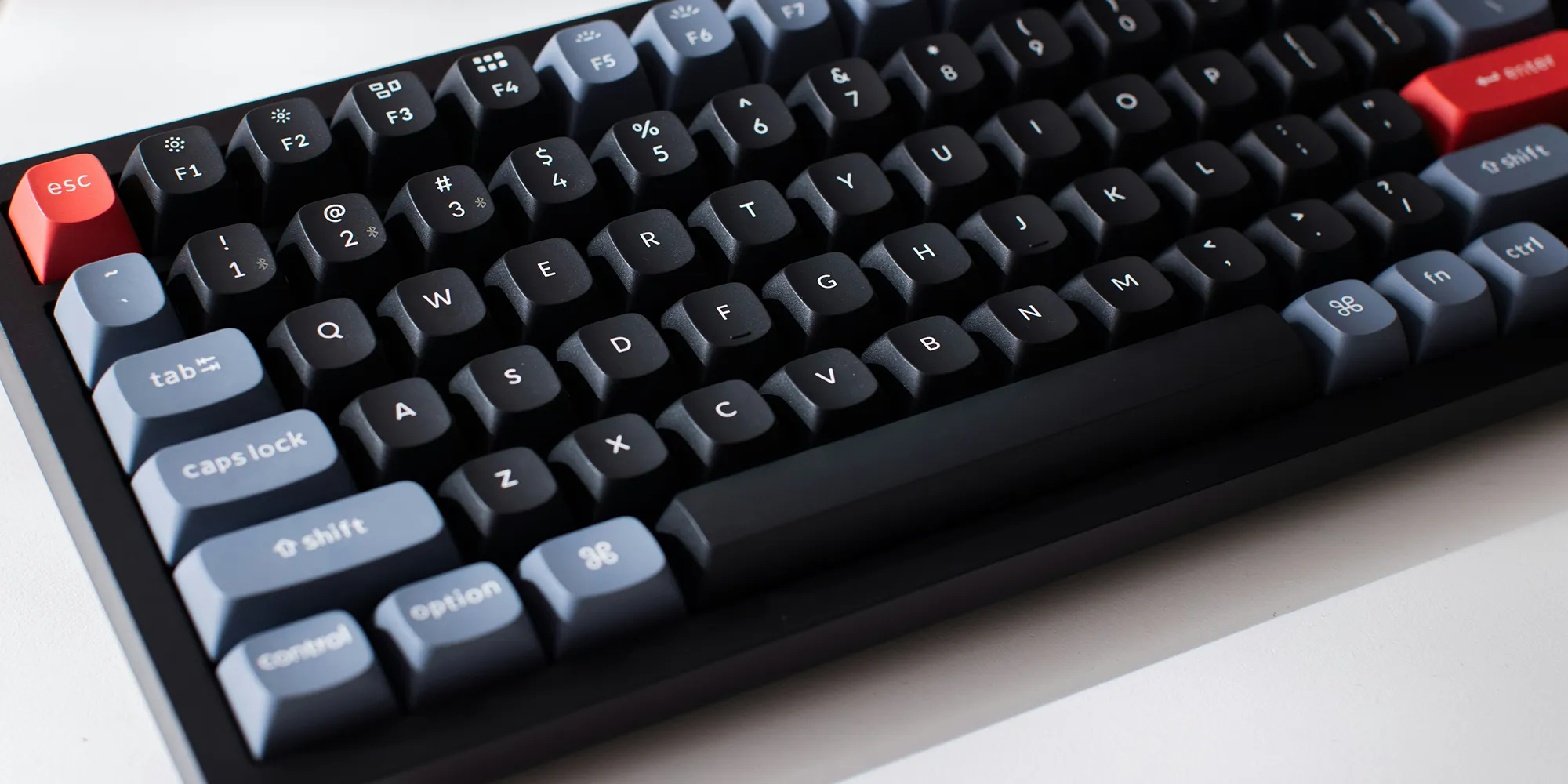 Nærbilde av et mekanisk tastatur, brukt som illustrasjon på viktigheten av tastaturnavigasjon i universell utforming.