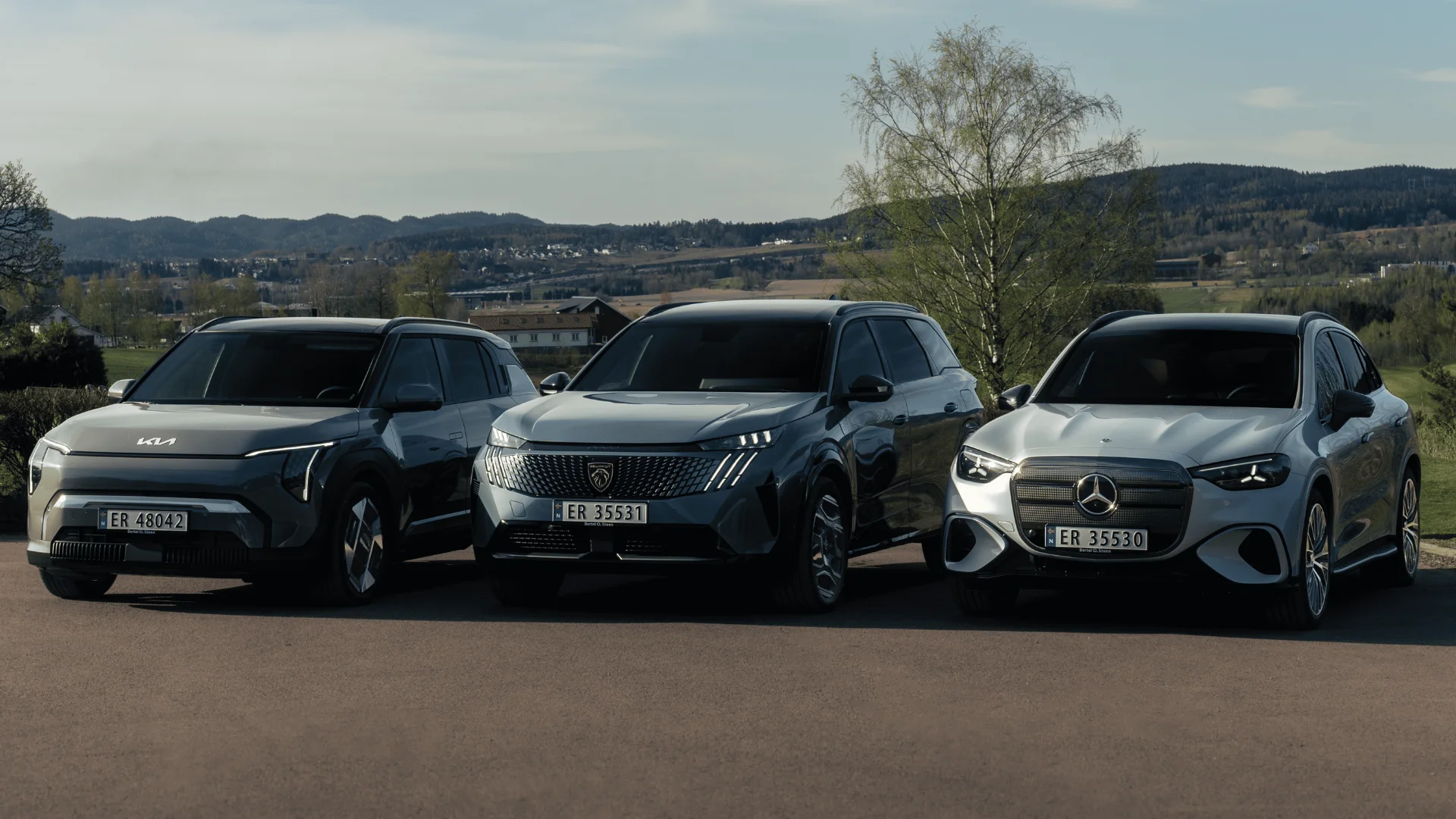 Tre biler oppstilt: Kia, Peugeot og Mercedes